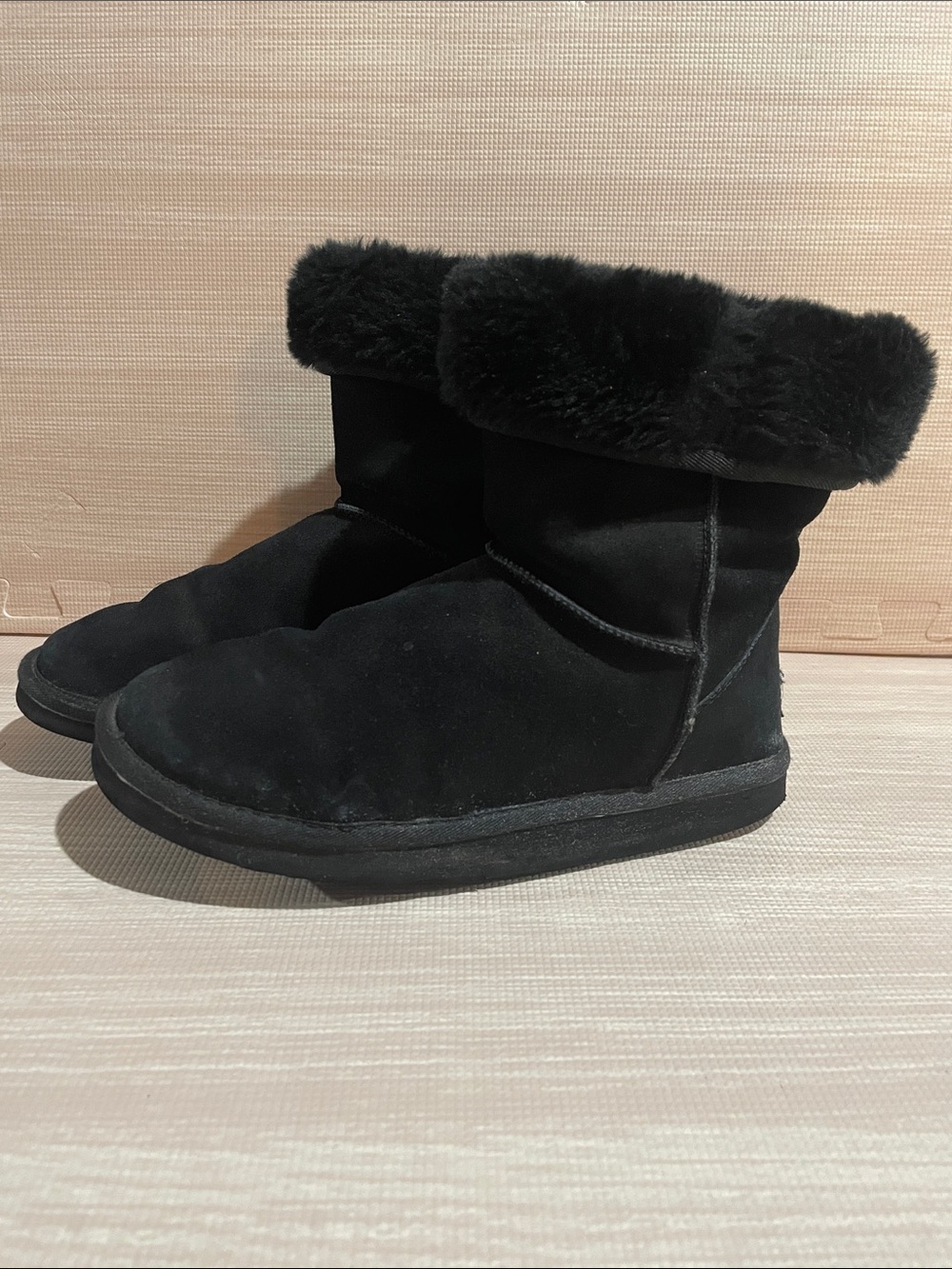 UGG Classic Women's Black Short Fur-Trim Boot, Size 8